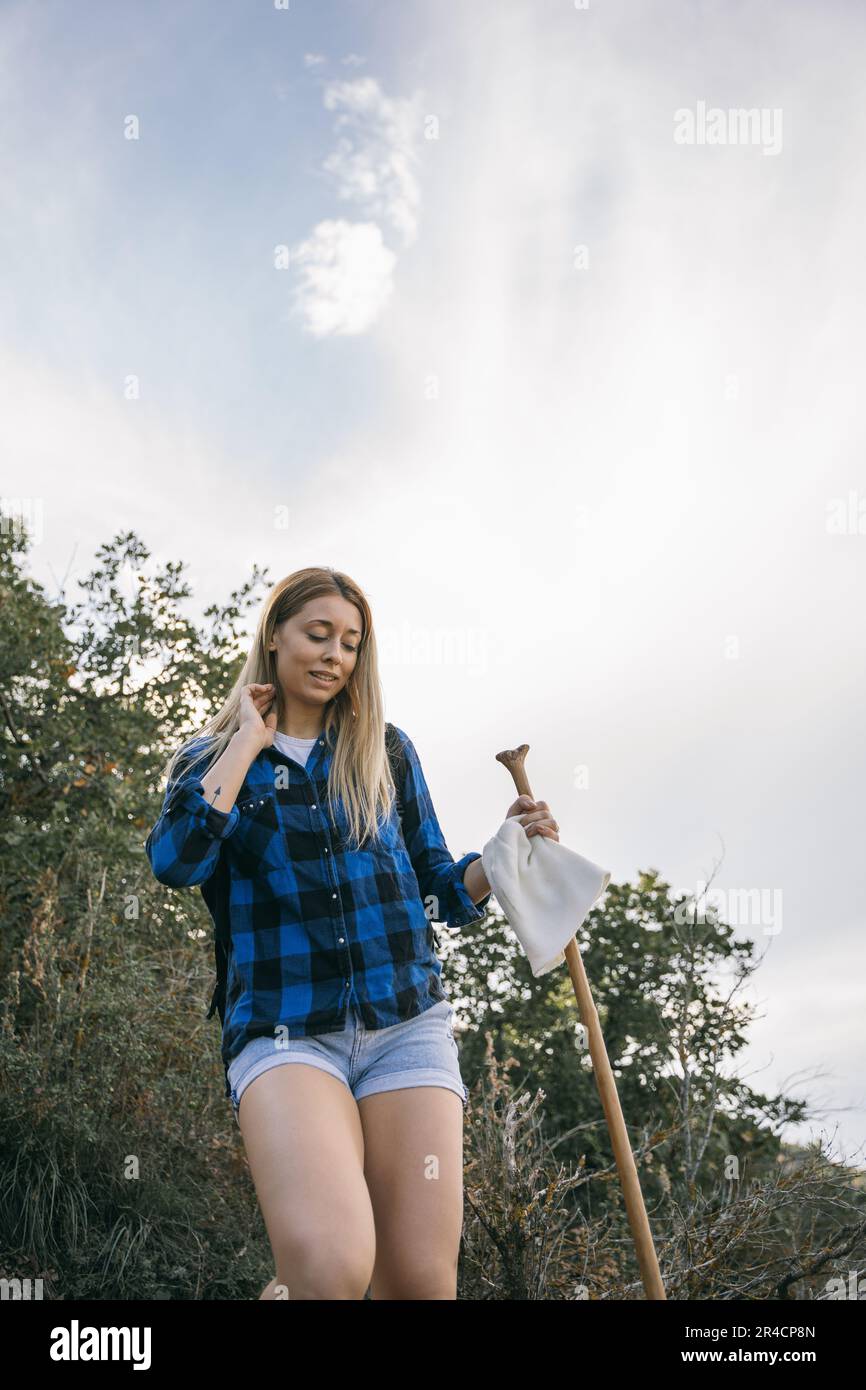 Gros plan de la belle fille blonde de randonneur descendant du sommet de la montagne Banque D'Images