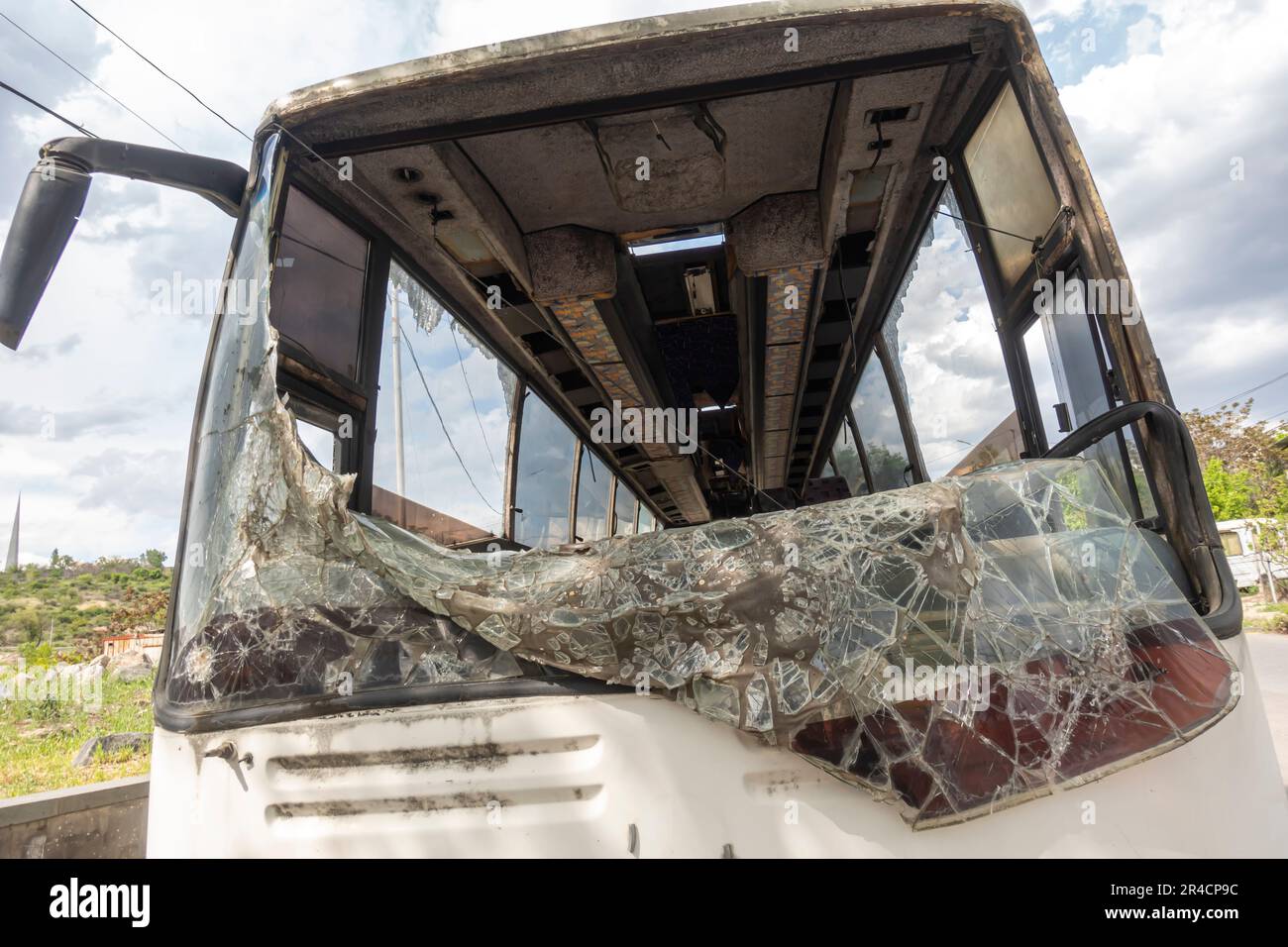 Vieux bus négligé avec vitre avant cassée, transport de vitre brisée, vitre de pare-brise brisée Banque D'Images