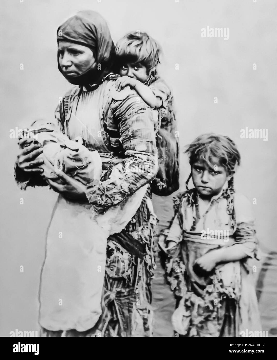 Femme arménienne avec un bébé, survivante des massacres hamidiens Kharbert 1899. Tsitsernakaberd complexe commémoratif du génocide arménien Banque D'Images