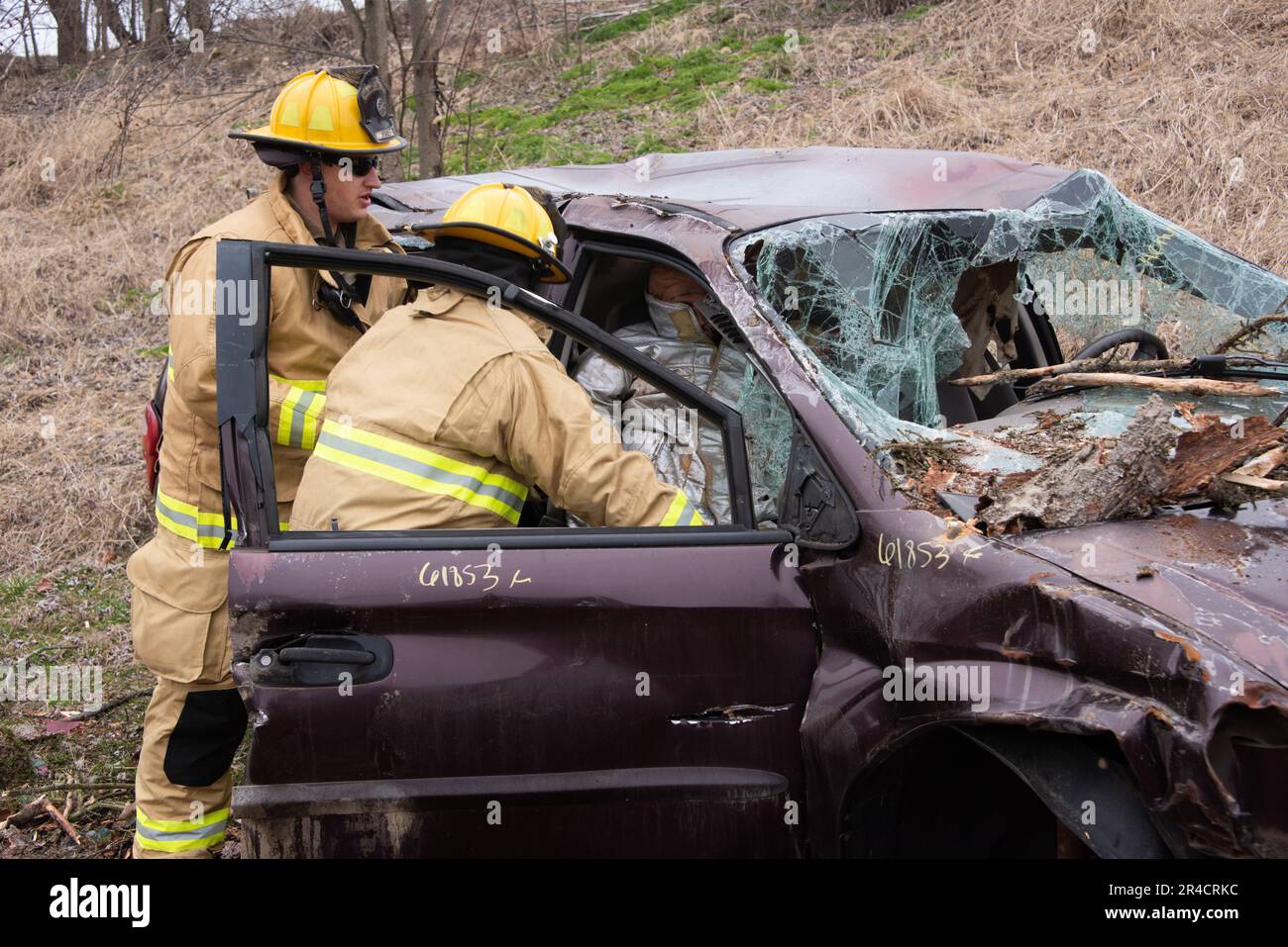 Pennsylvania Air National Guardsmen avec le vol des services d'urgence d'incendie de l'escadre de ravitaillement aérien de 171st sauvetage d'une victime simulée d'une camionnette écrasée au cours d'un exercice de préparation à grande échelle à la base de Pittsburgh, 12 mars 2023. L'exercice de préparation à grande échelle de plusieurs jours a impliqué des gardiens de plusieurs sections de la base travaillant ensemble pour développer les compétences nécessaires pour maintenir la préparation. Banque D'Images