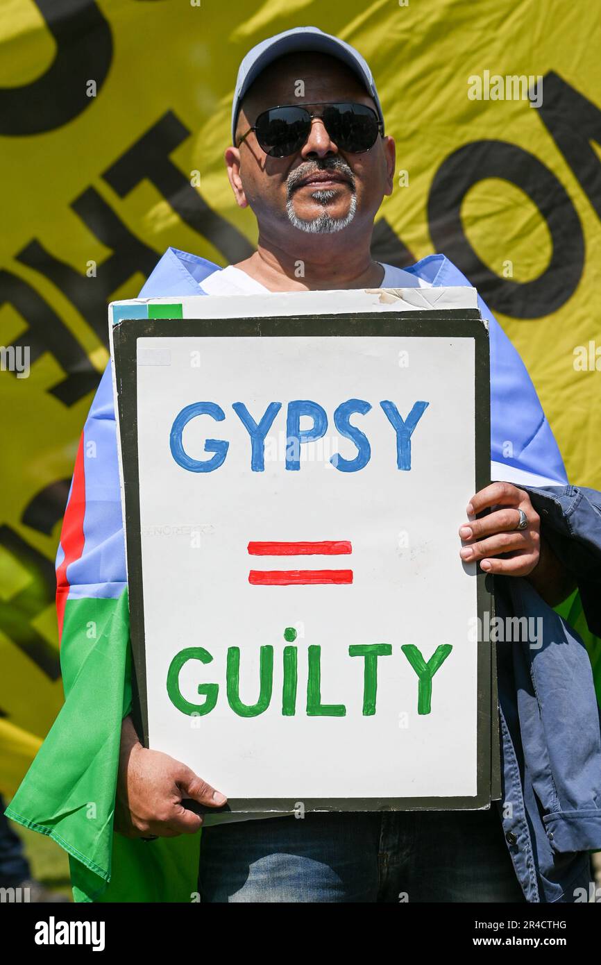 Londres, Royaume-Uni. 27th mai 2023. Ce n'est pas mon projet de loi qui s'oppose au projet de loi sur l'ordre public, mais il est temps de reprendre notre démocratie. Londres Standup, mettre fin à la discrimination contre les tziganes et les voyageurs, les réfugiés, abolir la monarchie, s'opposer au racisme, juste arrêter le pétrole, notre droit de protester, non à la police de l'État, vegan et moi soutenons la Palestine sur la place du Parlement. Crédit : voir Li/Picture Capital/Alamy Live News Banque D'Images