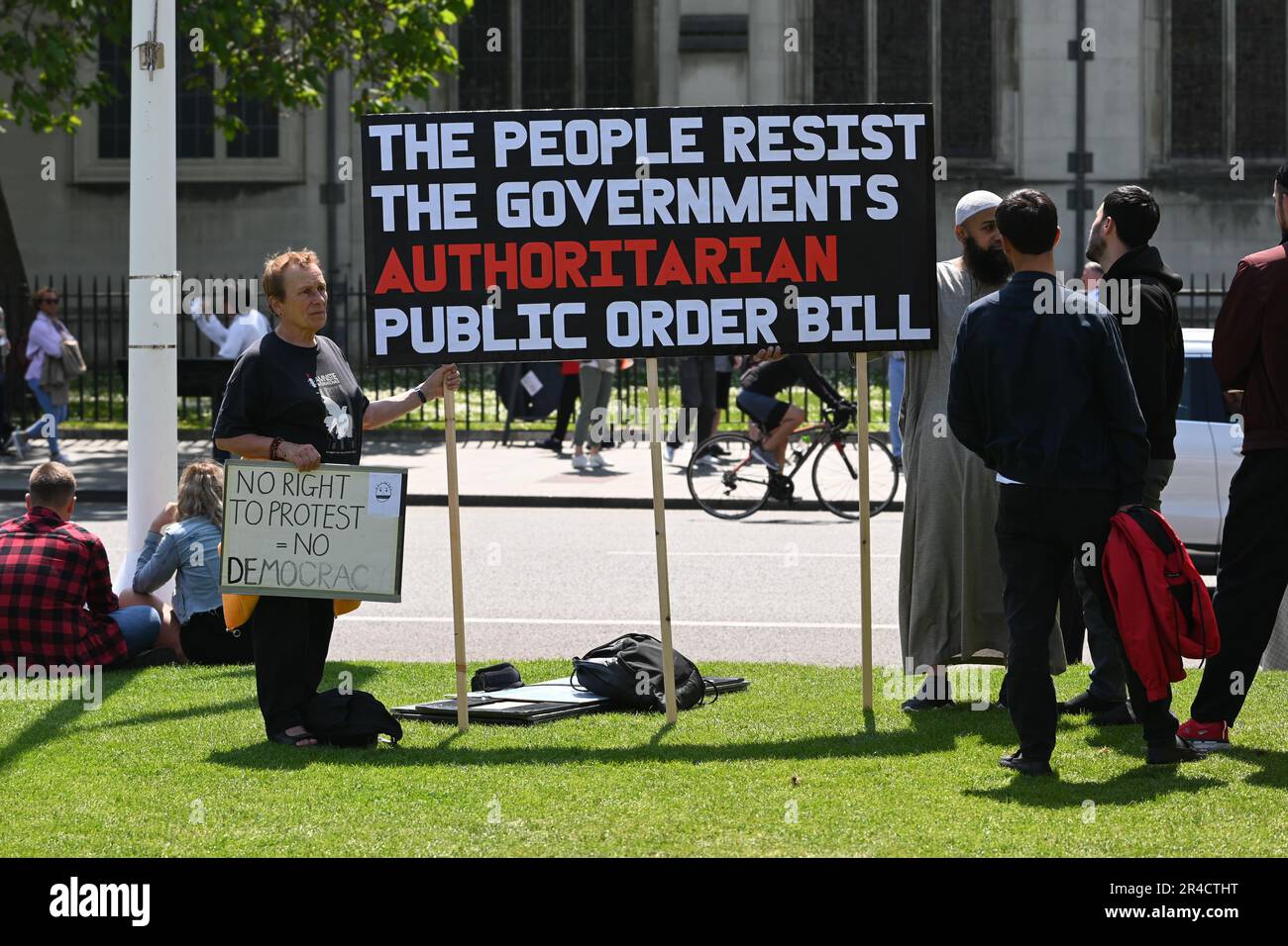 Londres, Royaume-Uni. 27th mai 2023. Ce n'est pas mon projet de loi qui s'oppose au projet de loi sur l'ordre public, mais il est temps de reprendre notre démocratie. Londres Standup, mettre fin à la discrimination contre les tziganes et les voyageurs, les réfugiés, abolir la monarchie, s'opposer au racisme, juste arrêter le pétrole, notre droit de protester, non à la police de l'État, vegan et moi soutenons la Palestine sur la place du Parlement. Crédit : voir Li/Picture Capital/Alamy Live News Banque D'Images