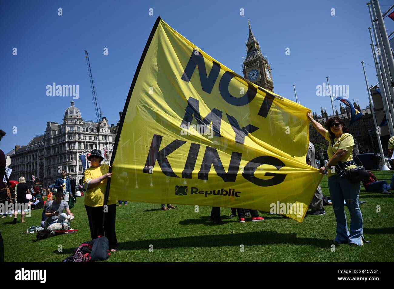 Londres, Royaume-Uni. 27th mai 2023. Ce n'est pas mon projet de loi qui s'oppose au projet de loi sur l'ordre public, mais il est temps de reprendre notre démocratie. Londres Standup, mettre fin à la discrimination contre les tziganes et les voyageurs, les réfugiés, abolir la monarchie, s'opposer au racisme, juste arrêter le pétrole, notre droit de protester, non à la police de l'État, vegan et moi soutenons la Palestine sur la place du Parlement. Crédit : voir Li/Picture Capital/Alamy Live News Banque D'Images