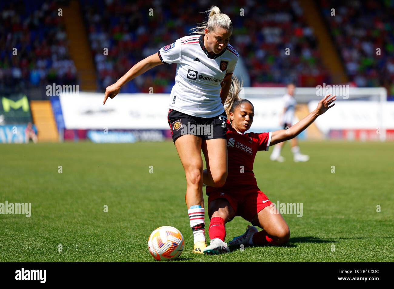 ROYAUME-UNI. 27th mai 2023. Liverpool, Angleterre, 27 mai 2023 : Taylor Hinds (12 Liverpool) s'attaque à Alessia Russo (23 Manchester United) lors du match de football de la Super League FA Womens entre Liverpool et Manchester United au parc Prenton à Liverpool, en Angleterre. (James Whitehead/SPP) crédit: SPP Sport Press photo. /Alamy Live News Banque D'Images