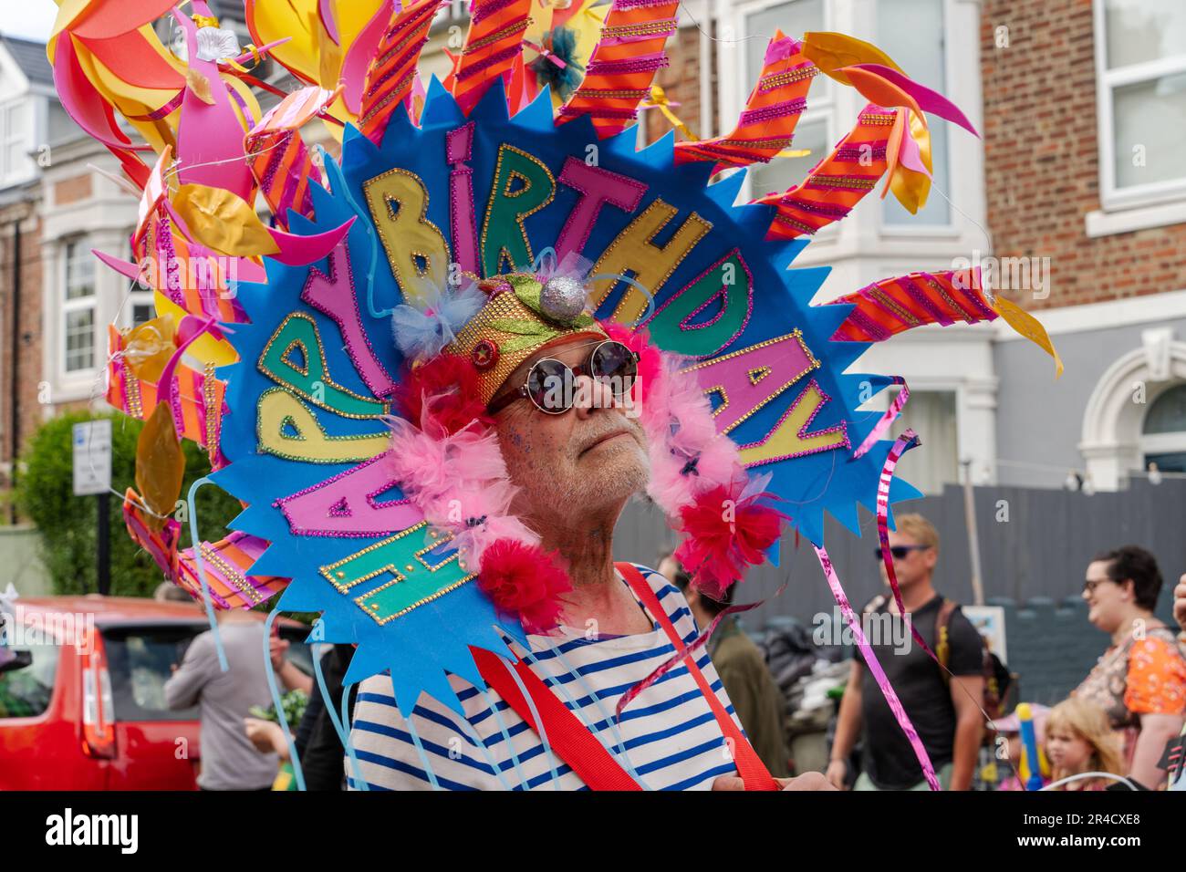 Whitley Bay, North Tyneside, Royaume-Uni. 27th mai 2023. Le Carnaval de Whitley Bay célèbre son anniversaire de 10th en parcourant les rues. Le festival met en vedette des groupes communautaires, de la musique live et des arts de la scène, qui se poursuit pendant la fin de semaine des 27th et 28th mai 2023 dans la ville côtière. Credit: Hazel Plater/Alay Live News Banque D'Images