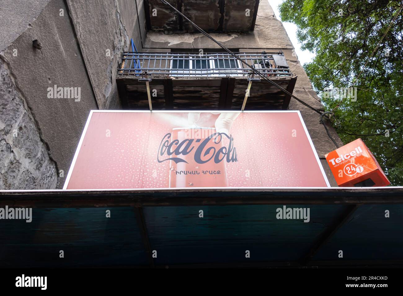 Panneau publicitaire de Coca-Cola sur un bâtiment délabré au centre d'erevan Arménie Banque D'Images