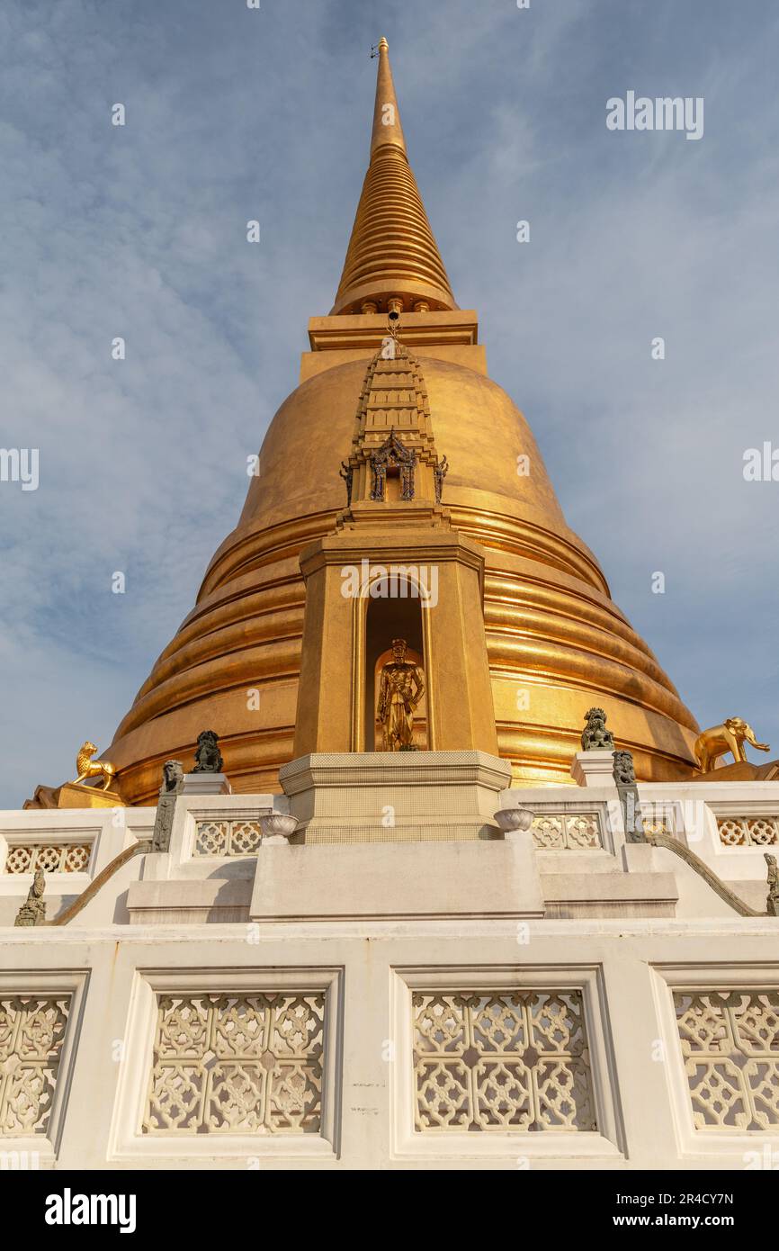 Golden chedi (stupa) de Wat Bowonniwetwiharn Ratchaworawiharn (Wat Bowonniwet Vihara) - temple bouddhiste thaïlandais majeur à Bangkok, Thaïlande Banque D'Images
