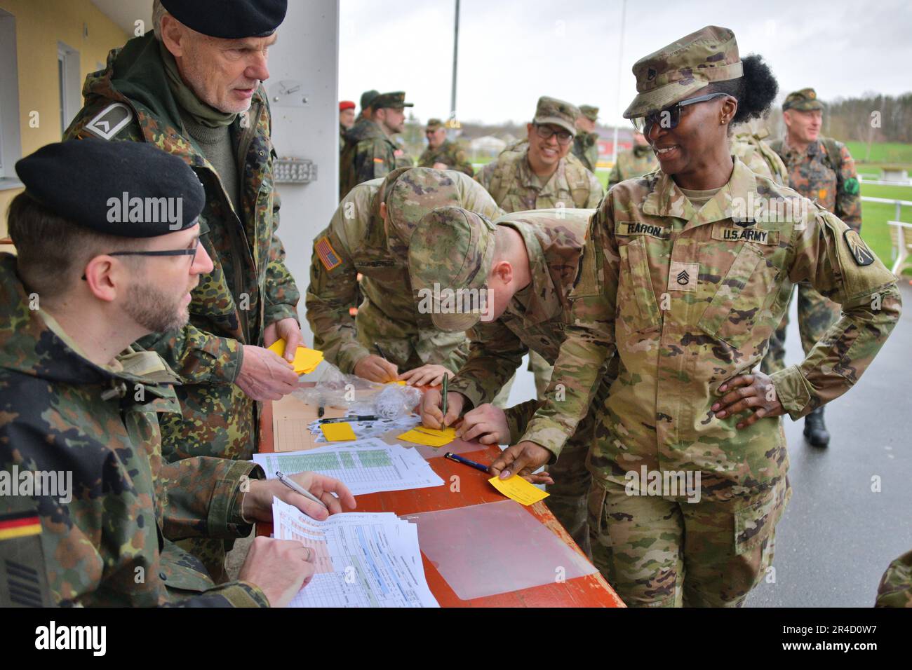 ÉTATS-UNIS Les soldats du bataillon de soutien au combat de 18th s’inscrivent pour une marche de 12 km organisée par un groupe de réserve de l’armée allemande à proximité de la zone d’entraînement de Grafenwoehr du Commandement de l’instruction de l’Armée de terre de 7th, en Allemagne, au 1 avril 2023. Banque D'Images