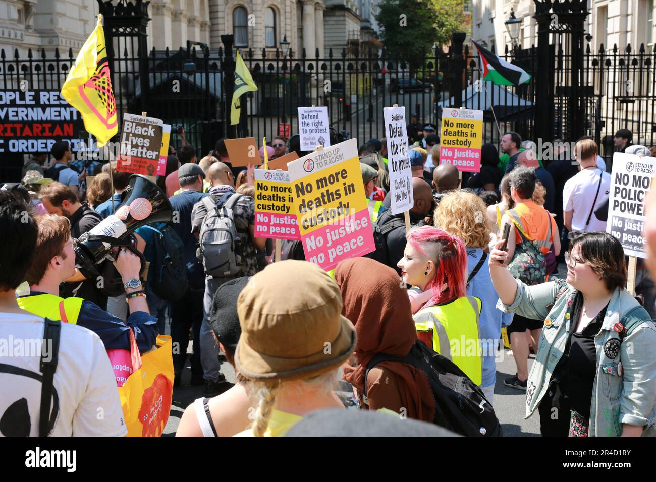 Londres, Royaume-Uni. 27 mai 2023. Protestation « pas mon projet de loi ». Des militants de nombreuses organisations protestent sur la place du Parlement et dans la rue Downing contre le projet de loi de 2023 sur l'ordre public, qui est entré en vigueur sur 3 mai. La loi controversée accorde une sphère d'action plus large au personnel d'application de la loi pendant les manifestations. Activistes de Just Stop Oil, extinction Rebellion, Republic, Gypsy Traveller League, Black Lives Matter, La campagne pour le désarmement nucléaire et d'autres groupes de défense des droits civils participent à la manifestation. Credit: Waldemar Sikora/Alay Live News Banque D'Images