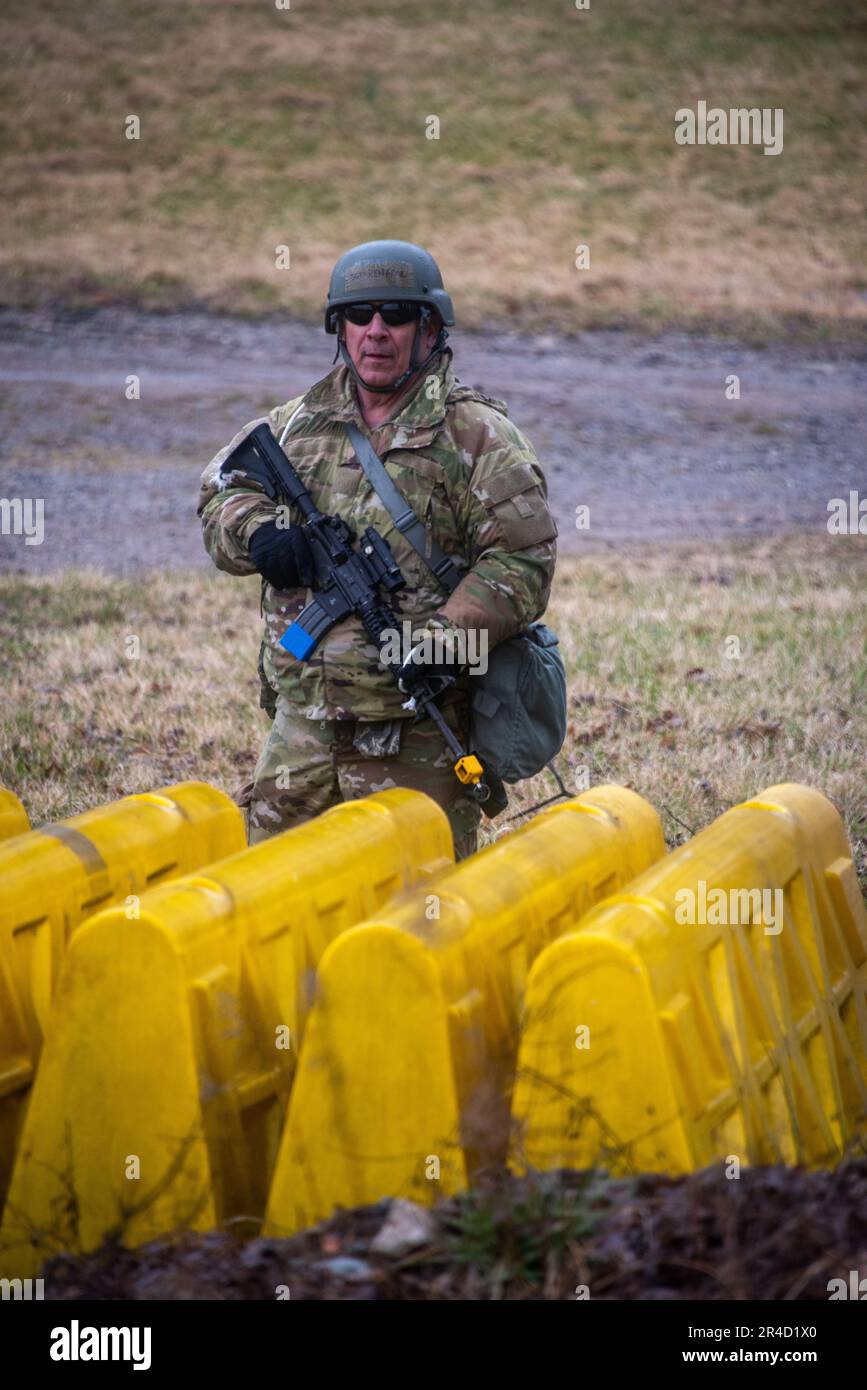Pennsylvania Air National Guardsman Tech. Le Sgt Robert Renfroe, de l’escadron du génie civil de l’escadre de ravitaillement aérien de 171st, se tient à la garde lors d’un exercice de préparation à grande échelle à la base de Pittsburgh, en 10 mars 2023. L'exercice de préparation à grande échelle de plusieurs jours a impliqué des gardiens de plusieurs sections de la base travaillant ensemble pour développer les compétences nécessaires pour maintenir la préparation. Banque D'Images