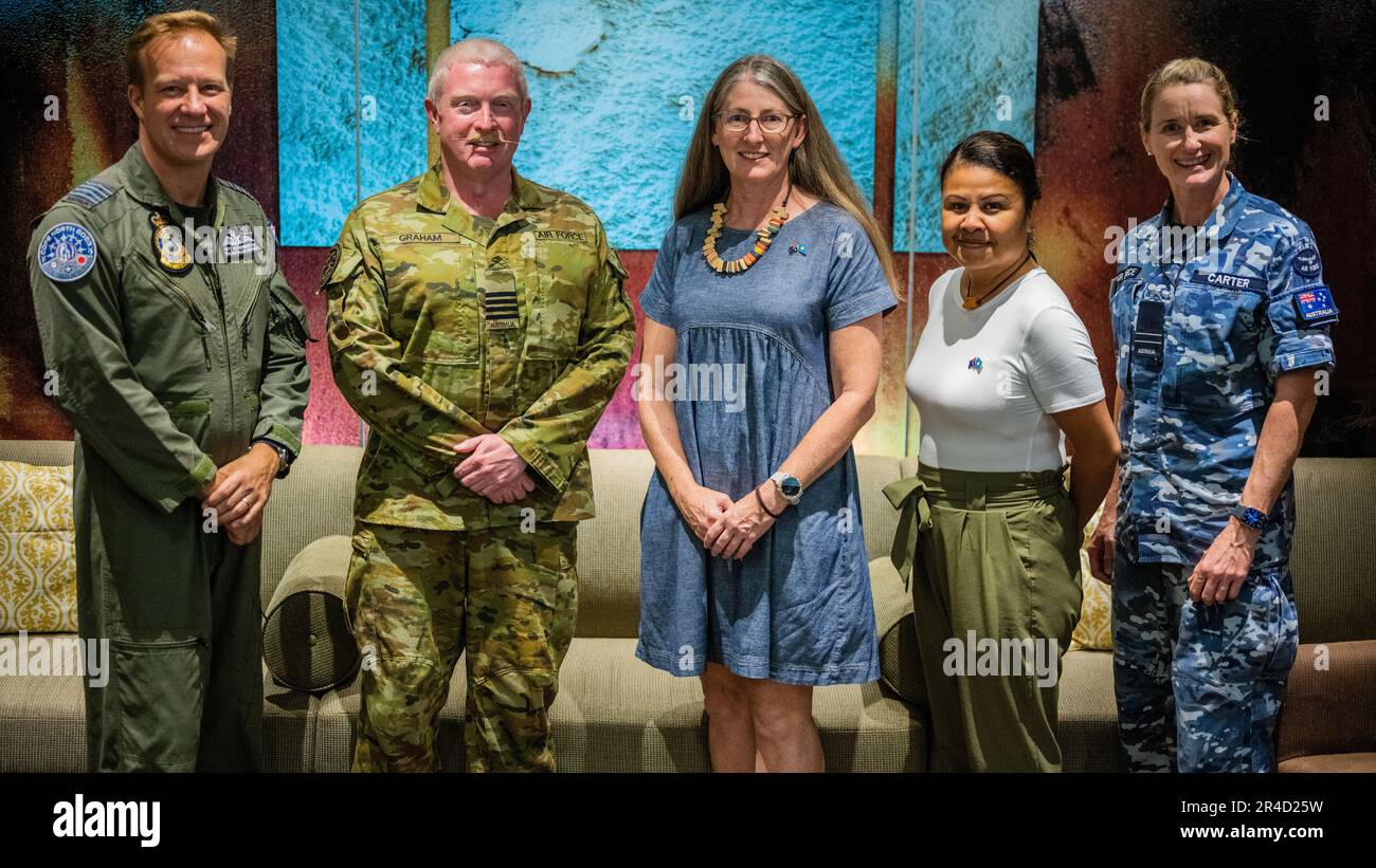 Le capitaine Matthew Hetherington, officier de liaison du quartier général des forces aériennes du Pacifique, le capitaine Robert Graham du groupe RAAF, directeur de l'exercice COPE North, et son Excellence, Mme Richelle Turner, ambassadrice australienne en République des Palaos, Lila Demei, gestionnaire du bureau de l'ambassade australienne, Et le lieutenant de vaisseau de la RAAF Tanya carter, officier des affaires publiques, posent pour une photo à la suite d'une réunion près de la base aérienne d'Andersen, Guam, le 10 février 2023. La réunion a comporté des discussions sur la portée de Cope North ainsi que sur la façon dont l'Australie peut accroître le soutien dans les communautés locales. Banque D'Images