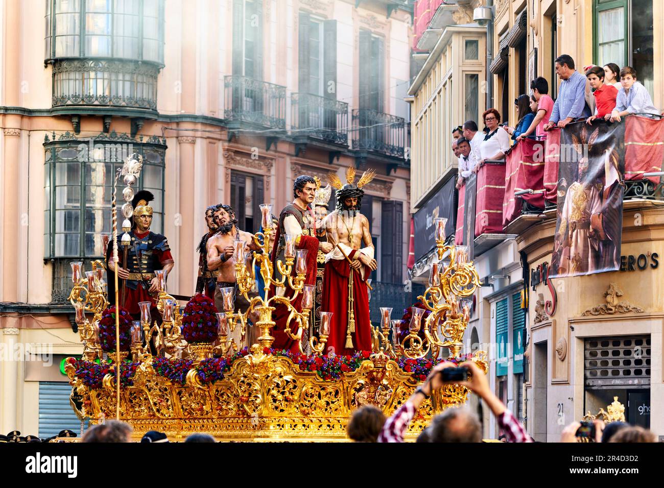 Andalousie Espagne. Procession au Semana Santa (semaine Sainte) à Malaga. Statues sacoches montées sur des flotteurs Banque D'Images