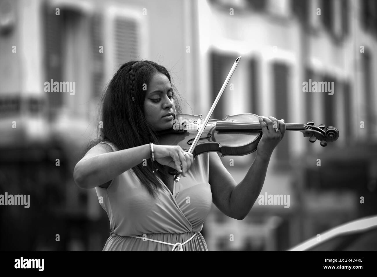 Fond Femme Avec Violon Dans Une Chambre Noire Concerto Adulte Noir