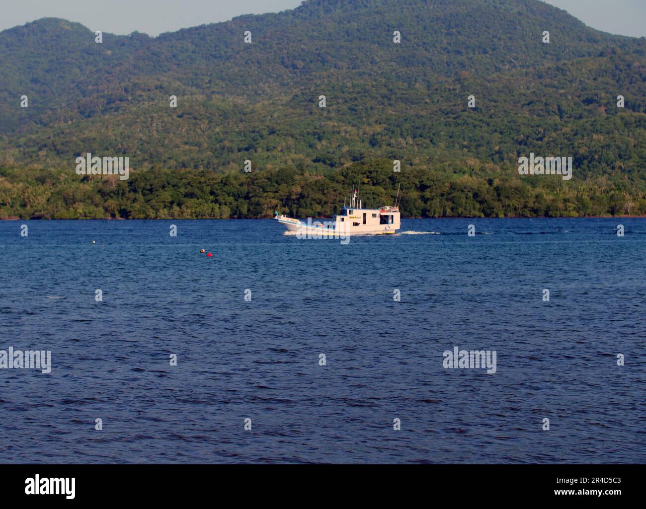 Maumere, Indonésie-23 mai 2023 : un ferry inter-insulaire en Indonésie navigue du port de Larantuka au port de Maumere. Banque D'Images