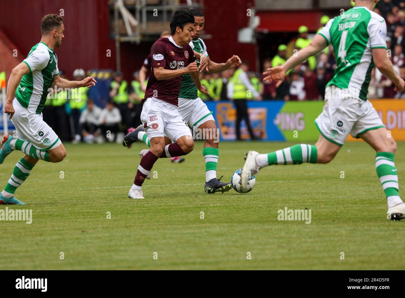 Parc Tynecastle. 27 mai 2023. Cinch Premiership. Coeur de Midlothian et Hibernian. Hearts Yutaro Oda tente de faire éclater la défense des Hibs mais est renversé par les Hibs Allan Delferriere (Credit: David Mollison/Alamy Live News) Banque D'Images