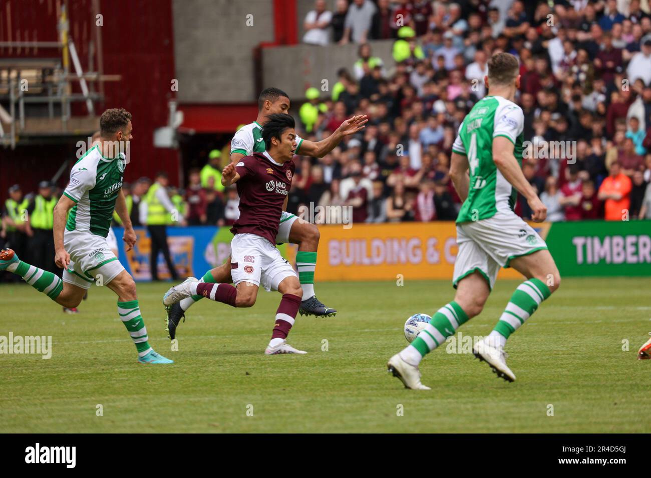 Parc Tynecastle. 27 mai 2023. Cinch Premiership. Coeur de Midlothian et Hibernian. Hearts Yutaro Oda tente de faire éclater la défense des Hibs mais est renversé par les Hibs Allan Delferriere (Credit: David Mollison/Alamy Live News) Banque D'Images