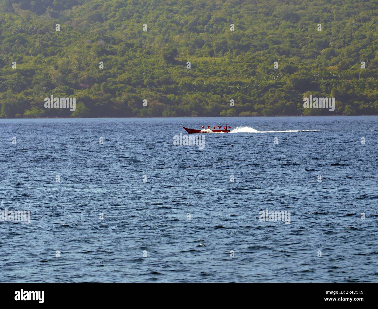 Maumere, Indonésie-23 mai 2023 : un ferry inter-insulaire en Indonésie navigue du port de Larantuka au port de Maumere. Banque D'Images