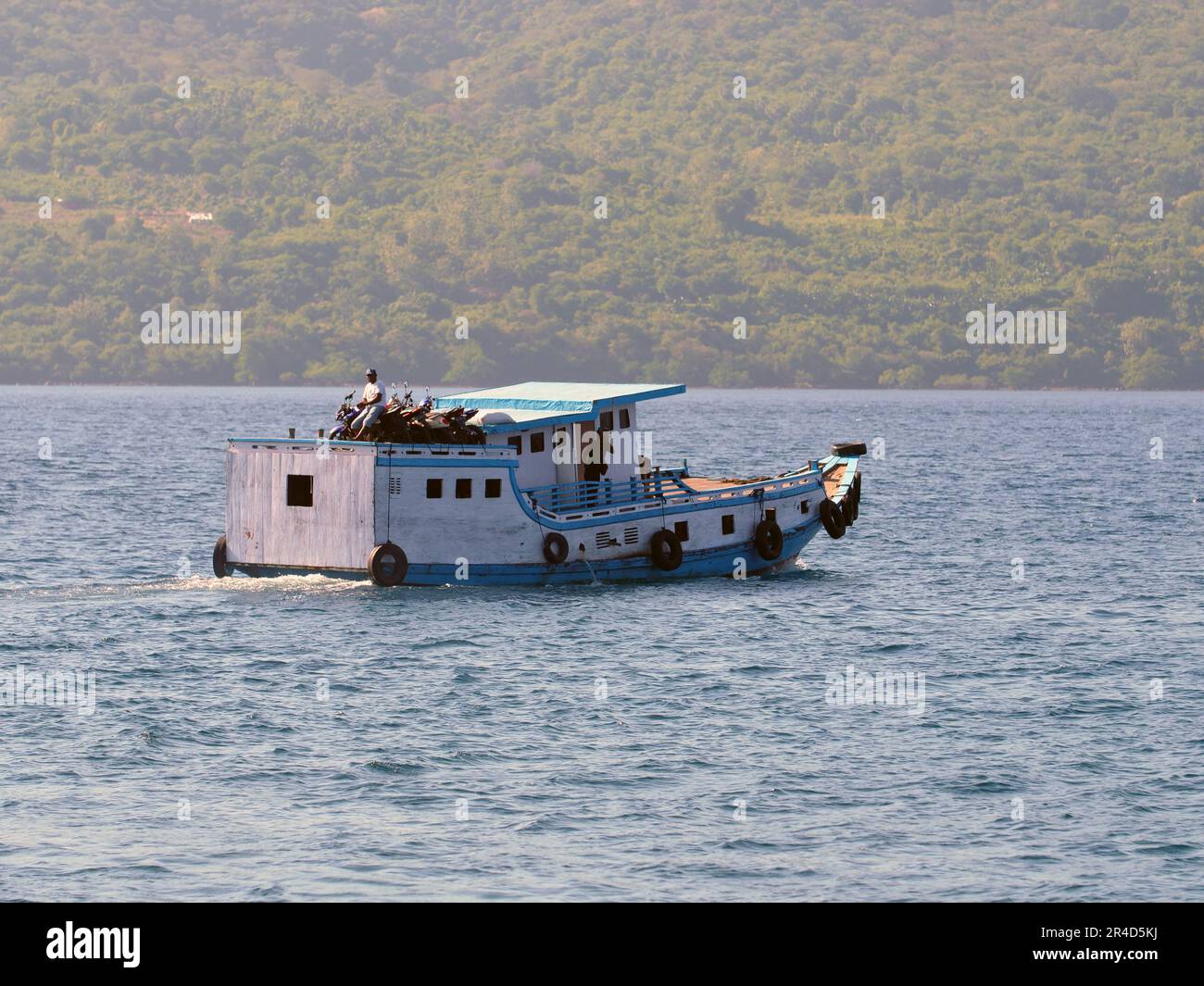 Maumere, Indonésie-23 mai 2023 : un ferry inter-insulaire en Indonésie navigue du port de Larantuka au port de Maumere. Banque D'Images