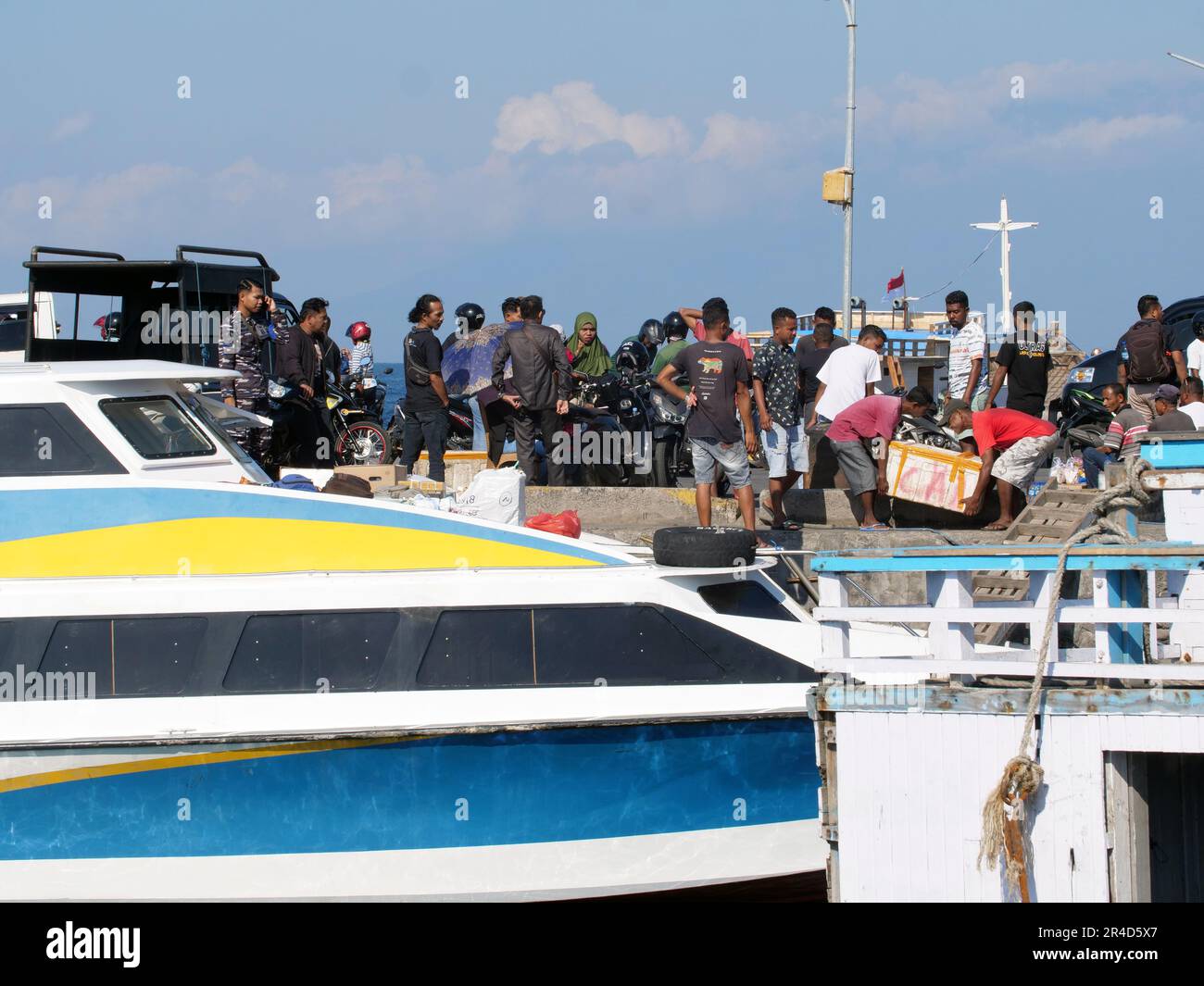 Maumere, Indonésie-23 mai 2023 : un ferry inter-insulaire en Indonésie navigue du port de Larantuka au port de Maumere. Banque D'Images