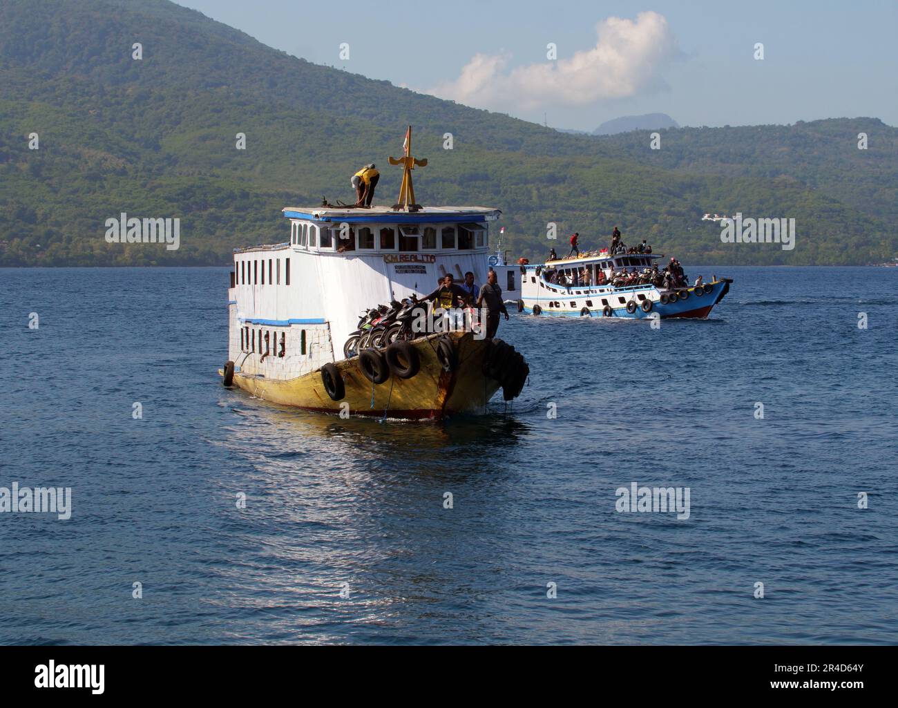 Maumere, Indonésie-23 mai 2023 : un ferry inter-insulaire en Indonésie navigue du port de Larantuka au port de Maumere. Banque D'Images