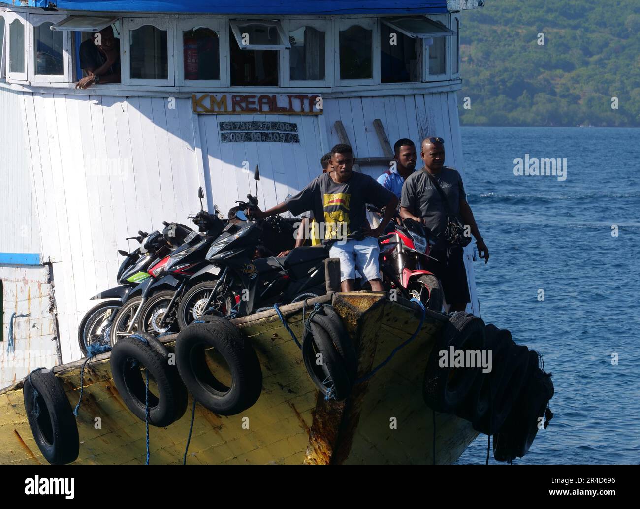 Maumere, Indonésie-23 mai 2023 : un ferry inter-insulaire en Indonésie navigue du port de Larantuka au port de Maumere. Banque D'Images