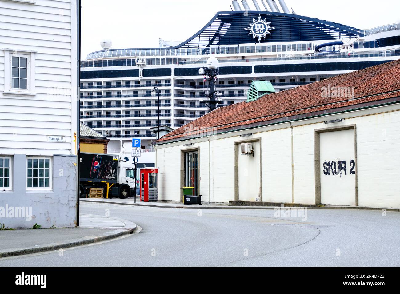 Stavanger, Rogaland, Norvège, 19 mai 2023, ancien port de Stavanger Bâtiment traditionnel avec Ocean Liner en arrière-plan et aucun peuple Banque D'Images