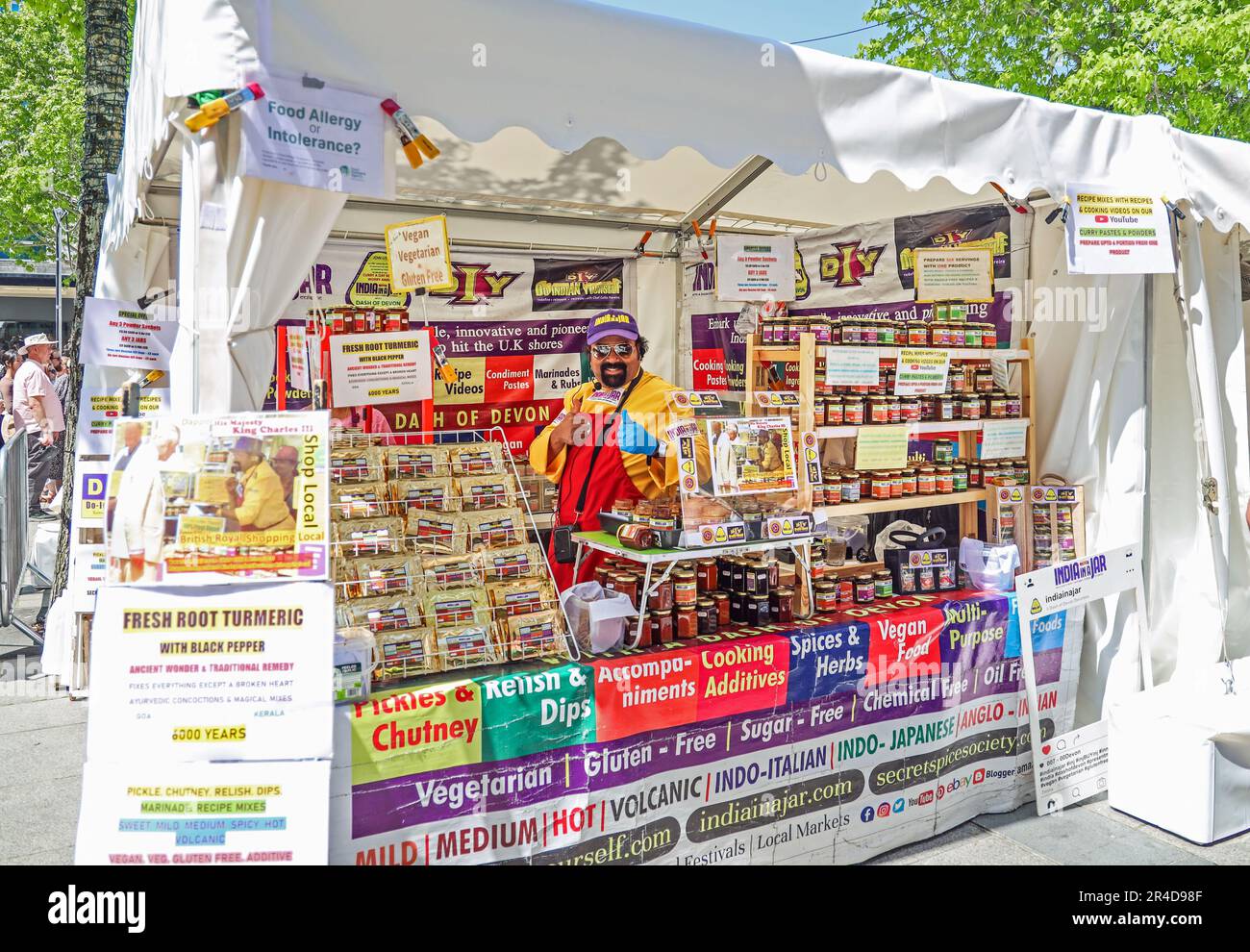 Les épices internationales dans un pot ajoutent une touche d'excitation au festival annuel de saveur de Plymouth à Armada Way le week-end des fêtes de mai Banque D'Images