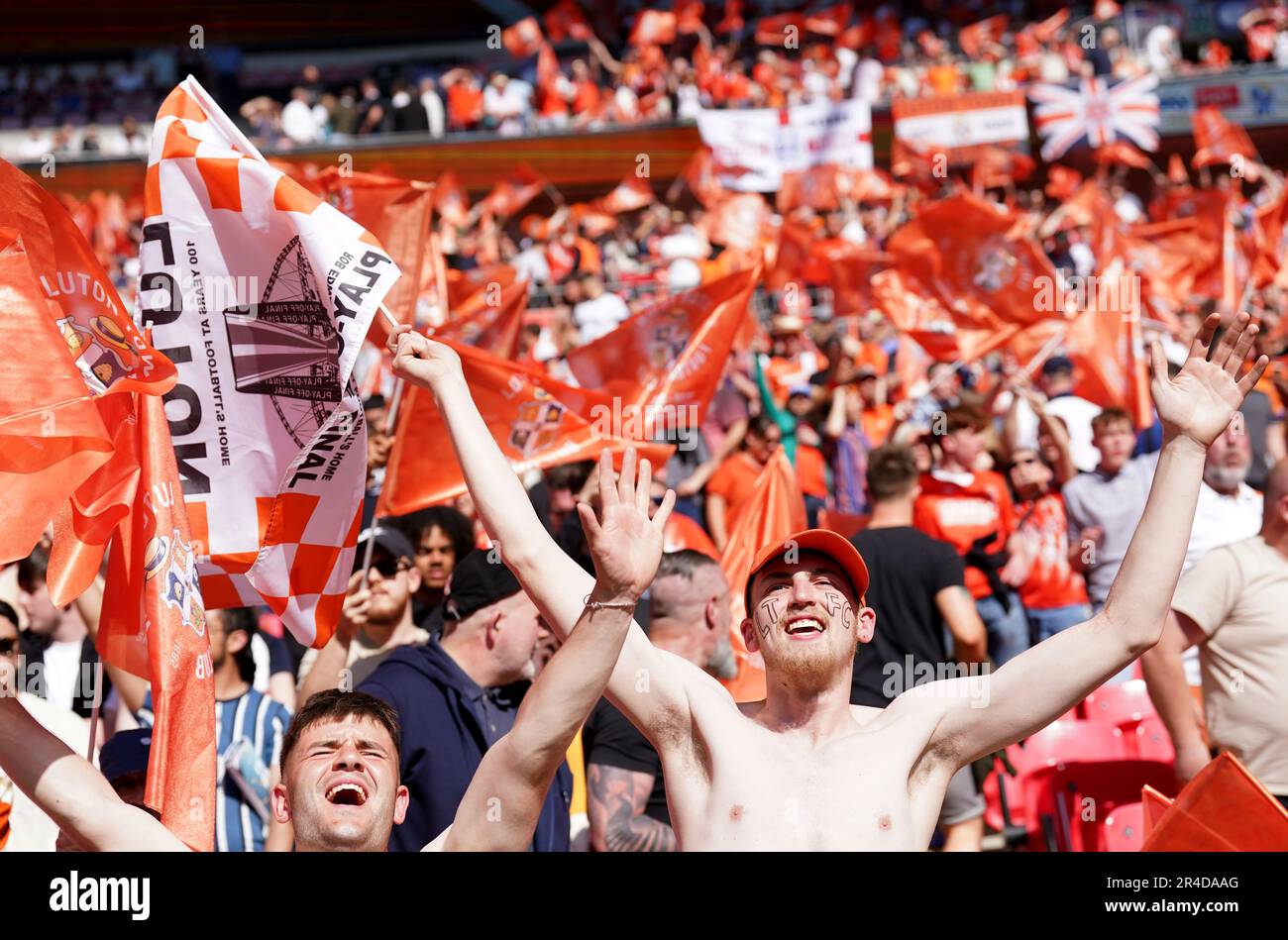 Luton Town fans dans les stands devant le coup d'envoi dans la finale