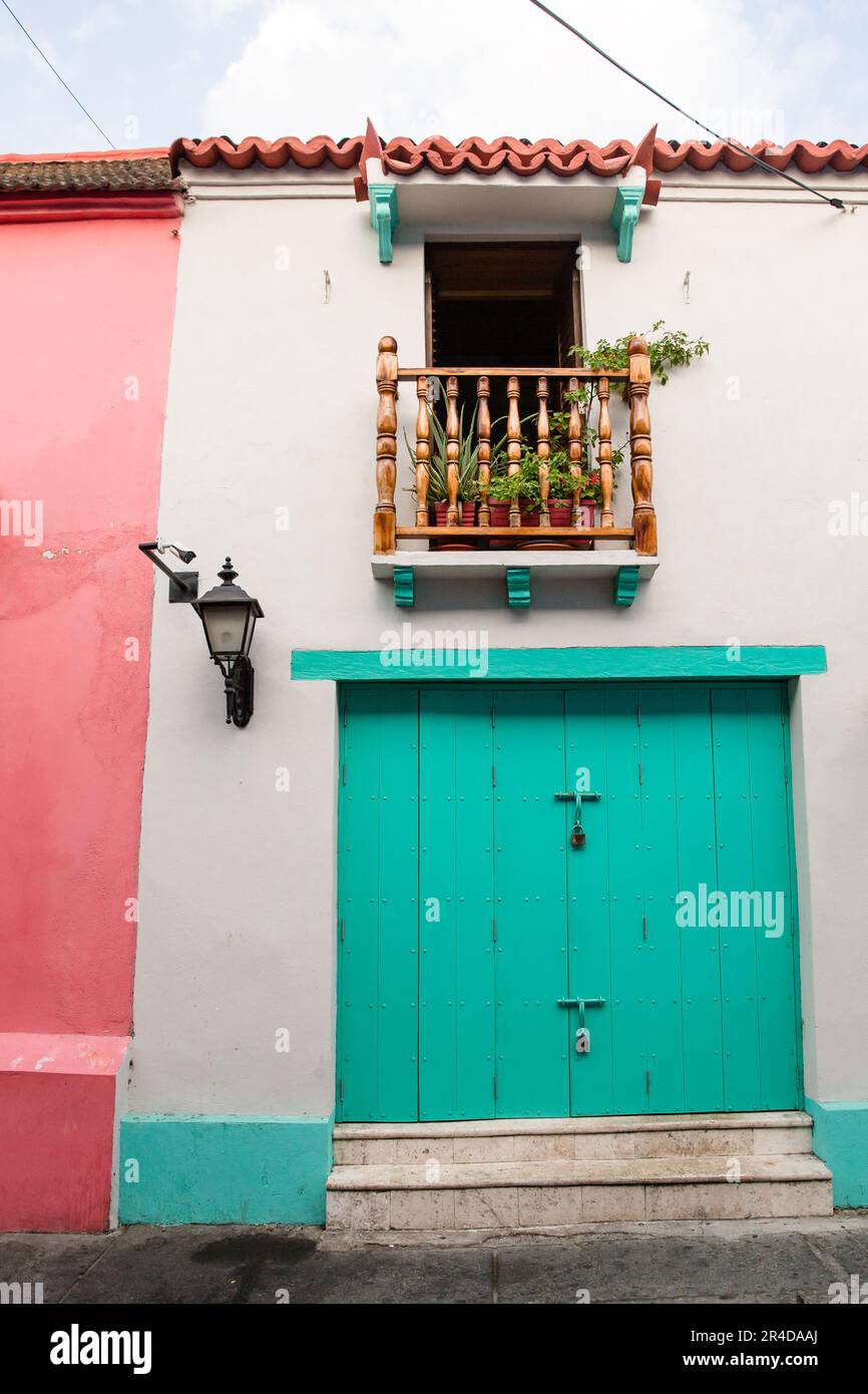 Bâtiment coloré typique de Carthagène dans la vieille ville Banque D'Images