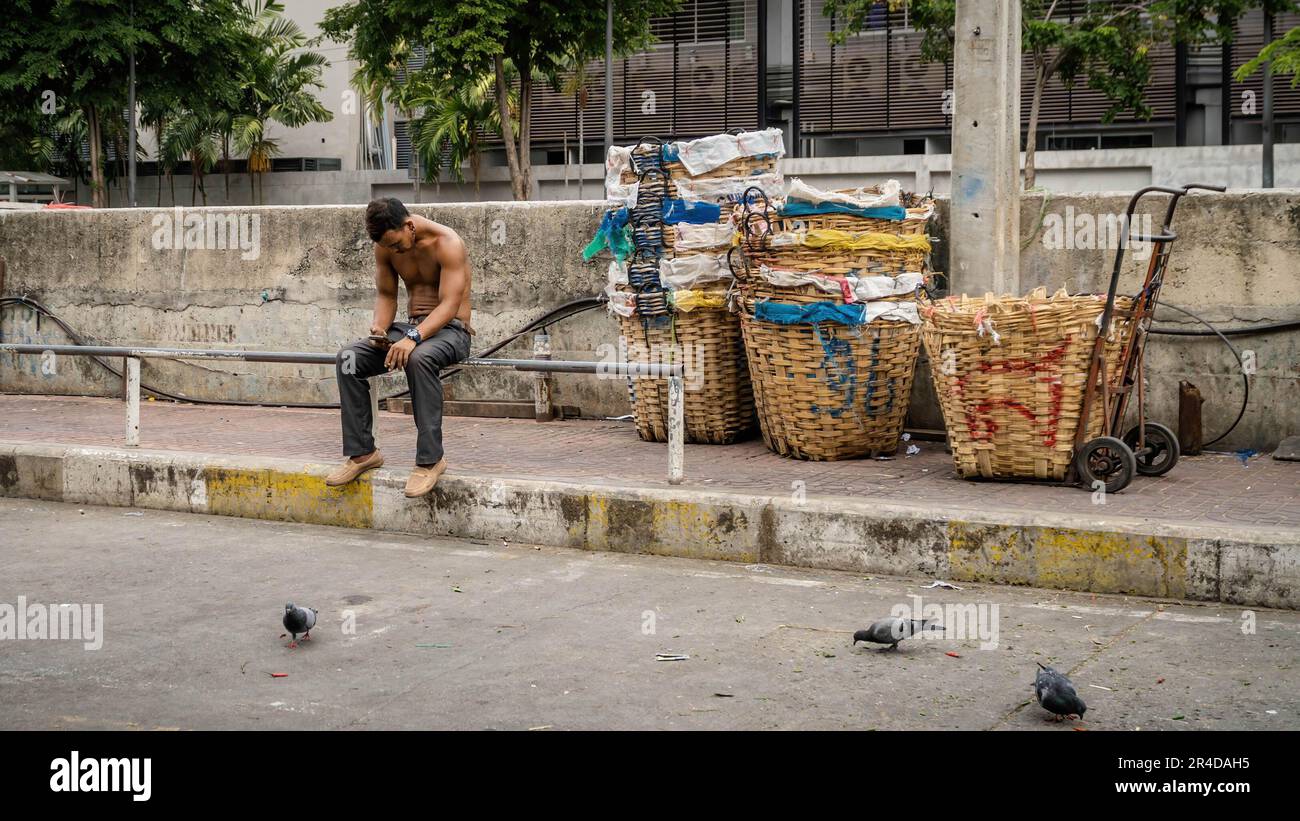 25 mai 2023, Bangkok, Thaïlande: Un livreur attend d'être embauché à l'extérieur du marché aux fleurs de Bangkok (Pak Khlong Talat), situé près de la rivière Chao Phraya, sur l'île de Rattanakosin, dans le district de Phra Nakhon. Marché aux fleurs de Bangkok (Pak Khlong Talad) le plus grand marché aux fleurs en gros de Thaïlande, ouvert 24 heures sur 24, 7 jours sur 7, qui est adjacent à un marché de légumes frais, fruits et herbes, situé sur la route Chak Phet, près du pont Memorial (Saphan Phut) dans la vieille ville historique. (Credit image: © Nathalie Jamois/SOPA Images via ZUMA Press Wire) USAGE ÉDITORIAL SEULEMENT! Non destiné aux Etats-Unis commerciaux Banque D'Images