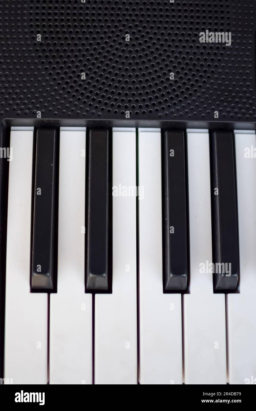 Gros plan des touches du piano. Piano touches noir et blanc et clavier piano instrument de musique placé sur le balcon de la maison pendant la journée ensoleillée. Banque D'Images
