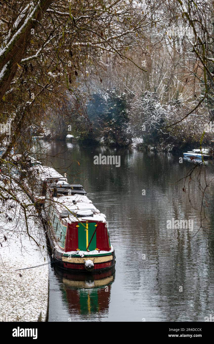 Un bateau à rames amarré sur la rivière Cam à Stourbridge Common, Cambridge, Royaume-Uni, lors d'une journée hivernale enneigée. Banque D'Images