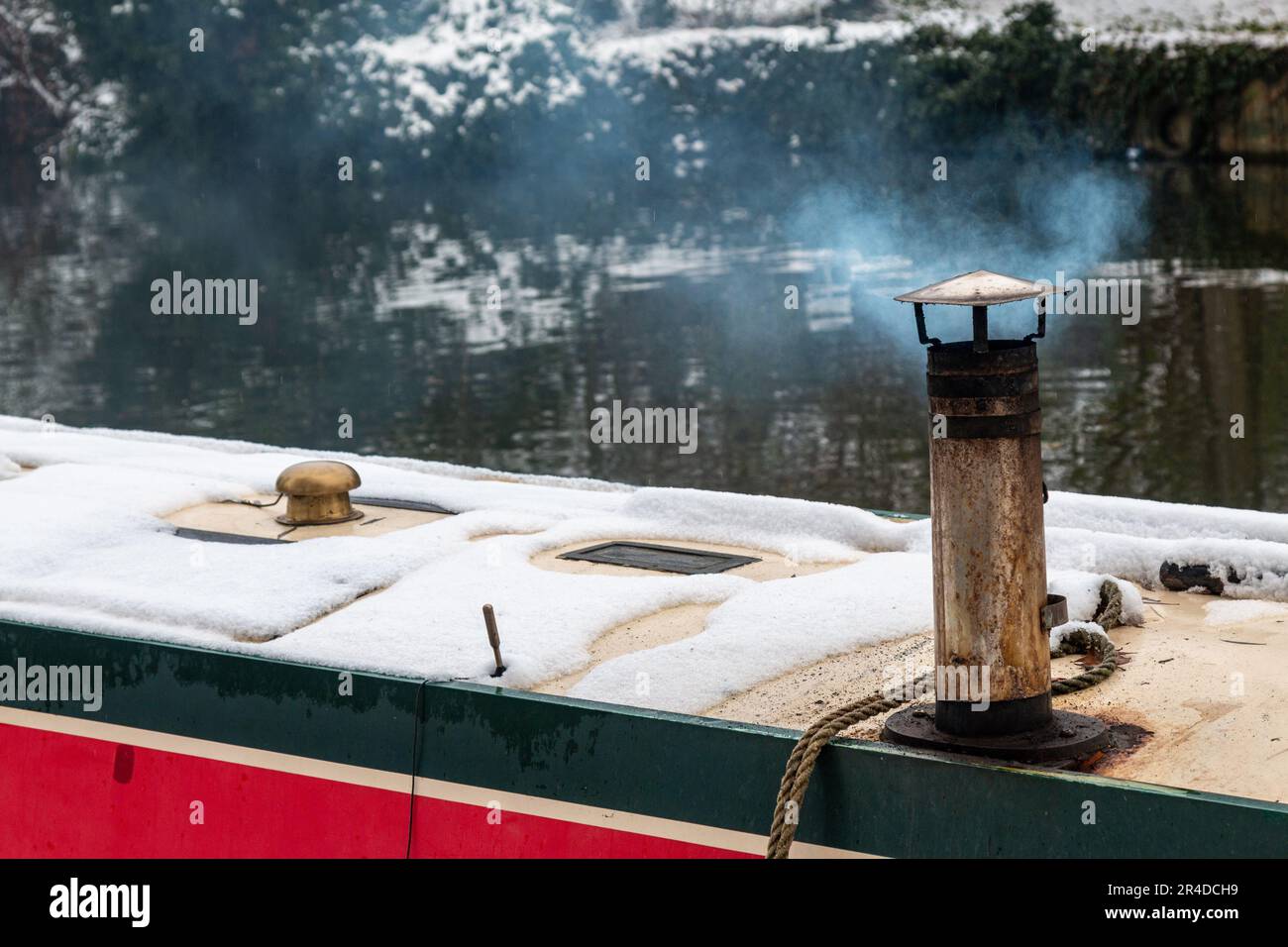 Un bateau à rames amarré sur la rivière Cam à Stourbridge Common, Cambridge, Royaume-Uni, lors d'une journée hivernale enneigée. Banque D'Images