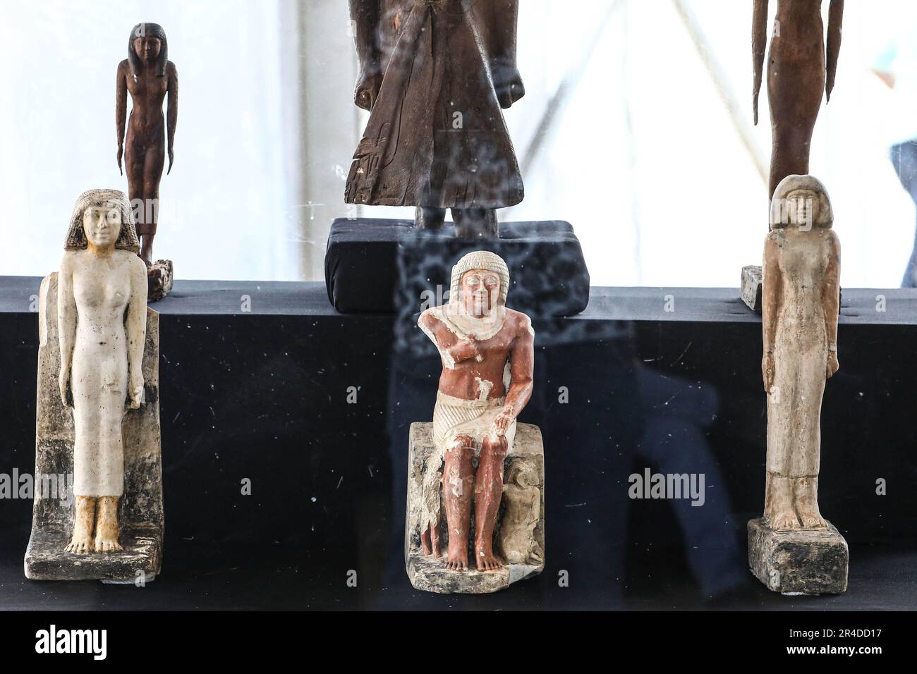 Le Caire. 27th mai 2023. Cette photo prise sur 27 mai 2023 montre des objets exposés lors d'une conférence de presse sur la découverte archéologique à la nécropole de Saqqara, au sud de la capitale du Caire, en Égypte. L'Égypte a annoncé samedi la découverte de deux anciens ateliers d'embaumement pour les humains et les animaux, ainsi que de deux tombes et d'une collection d'objets dans la nécropole de Saqqara, au sud de la capitale du Caire. Credit: Ahmed Gomaa/Xinhua/Alamy Live News Banque D'Images