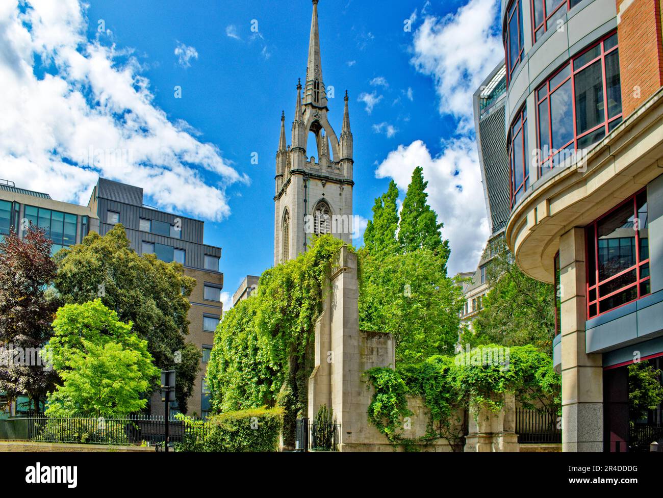 Londres St Dunstans Hill et St Dunstan dans le jardin de l'église est la flèche de l'église Banque D'Images