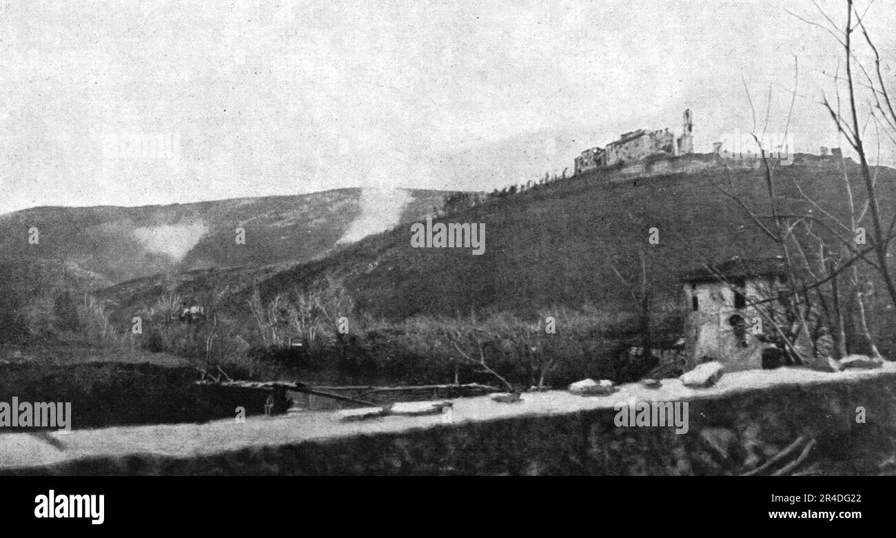 'Les suces italiens du Carso; ruines du sanctuaire de San Grado di Merna : au fond, les hautes conquise le 1er et le 2 novembre ; a gauche, le Fajti Hrib ; au centre, le Veliki Hriback ; dans la vallee, le Vippacco', 1916. De "Collection de la guerre IV L'Illustration Tomé CXLVIII. La guerre Juillet, Aout, septembre, octobre, novembre, Décembre 1916". (Succès italiens sur le plateau de Karst; ruines du sanctuaire de San Grado di Merna: Conquise sur 1 novembre et 2; le grib Fajti; le griback Veliki; et la vallée de Vipava) Banque D'Images