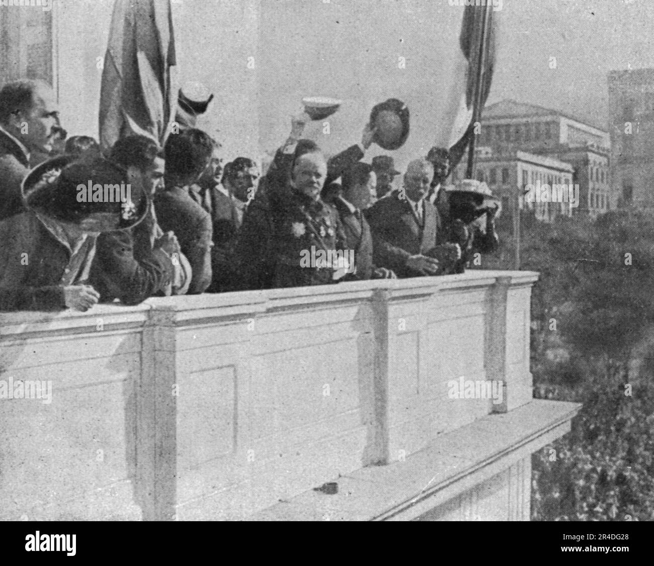 'Les réalisations francophiles en GRECE; l'amiral Dartige du Fournet, du balcon de l'Hôtel de ville du Piree, repond par le cri de "vive le GRECE!" aux cris de: "Vive la France!" les fousses par la foule', 1916. De "Collection de la guerre IV L'Illustration Tomé CXLVIII. La guerre Juillet, Aout, septembre, octobre, novembre, Décembre 1916". (Manifestations francophiles en Grèce; l'amiral Dartige du Fournet, sur le balcon de l'hôtel de ville du Pirée, répond par le cri de "vive le GRECE!" Cries de "vive la France!" de la foule) Banque D'Images