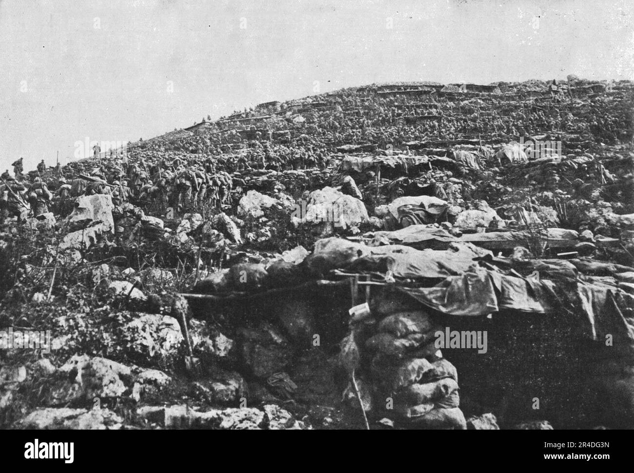'Les succes Italiens du Carso; renforts italiens escalade les terrasses de la cote 208 Sud, a l'est du Vallone', 1916. De "Collection de la guerre IV L'Illustration Tomé CXLVIII. La guerre Juillet, Aout, septembre, octobre, novembre, Décembre 1916". (Succès italiens sur le plateau de Karst; renforts italiens échelonnement des terrasses de quota 208, à l'est de Vallone) Banque D'Images