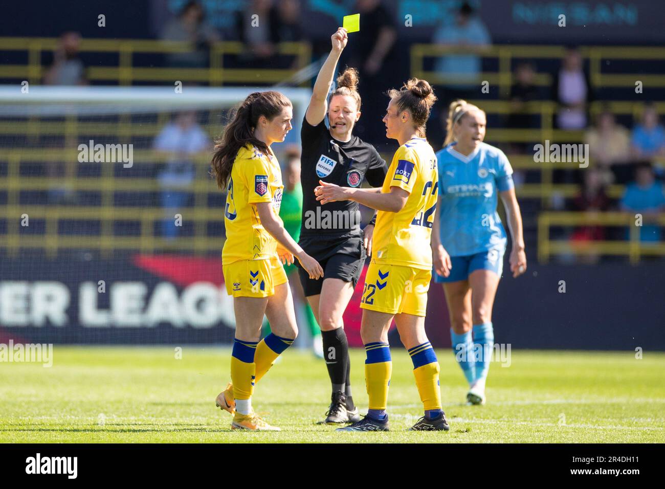 Manchester, Royaume-Uni. 27th mai 2023. L'arbitre Kirsty Dowle remet un carton jaune au joueur d'Everton lors du match de Super League féminin de Barclays FA entre Manchester City et Everton au stade de l'Académie, à Manchester, le samedi 27th mai 2023. (Photo : Mike Morese | MI News) Credit: MI News & Sport /Alay Live News Banque D'Images