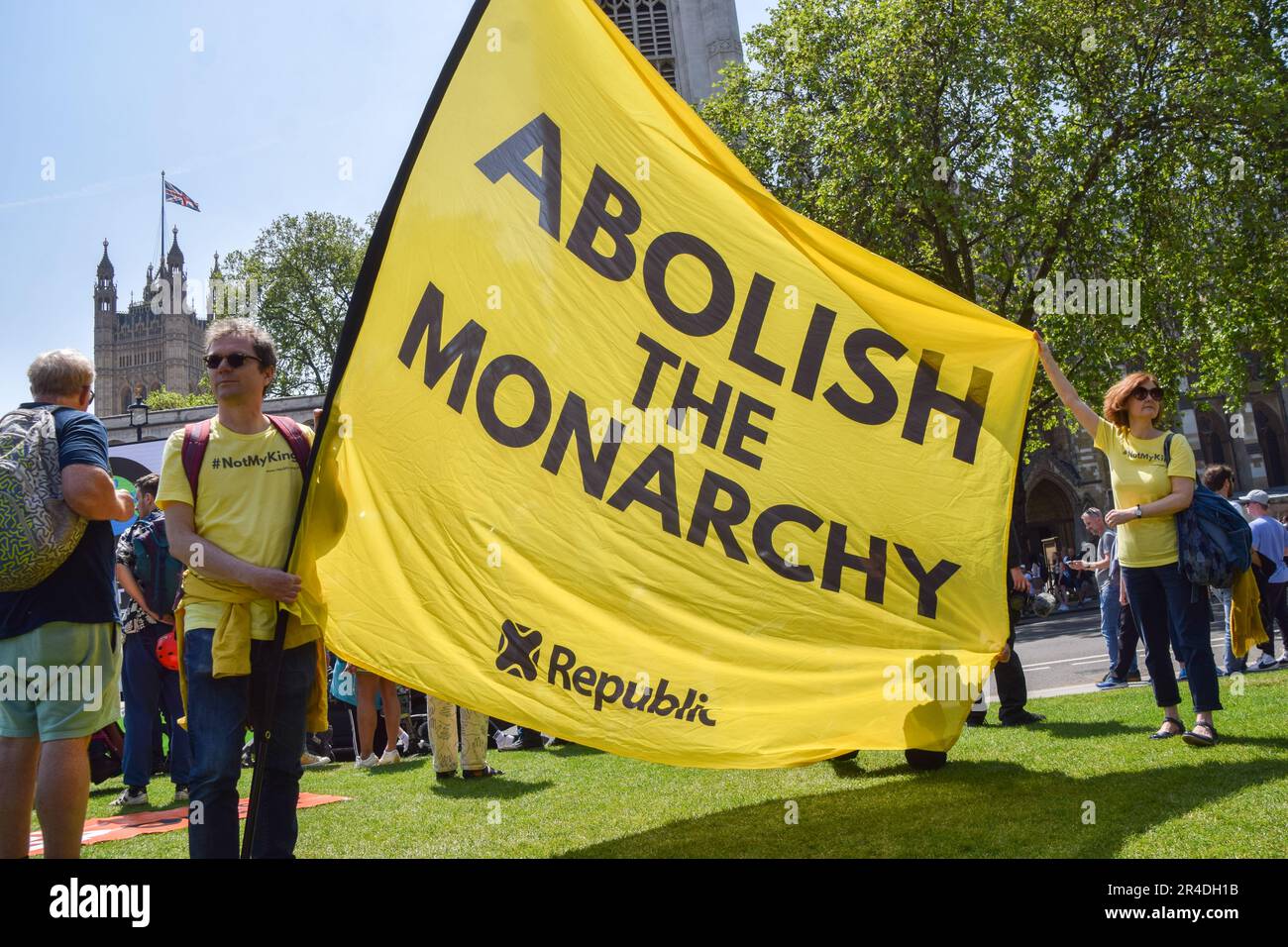 Londres, Royaume-Uni. 27th mai 2023. Les membres du groupe anti-monarchie REPUBLIQUE ont une bannière "abolir la monarchie" sur la place du Parlement. Divers groupes d'activistes se sont réunis à Westminster pour protester contre le projet de loi sur l'ordre public, qui limite les protestations. Credit: Vuk Valcic/Alamy Live News Banque D'Images