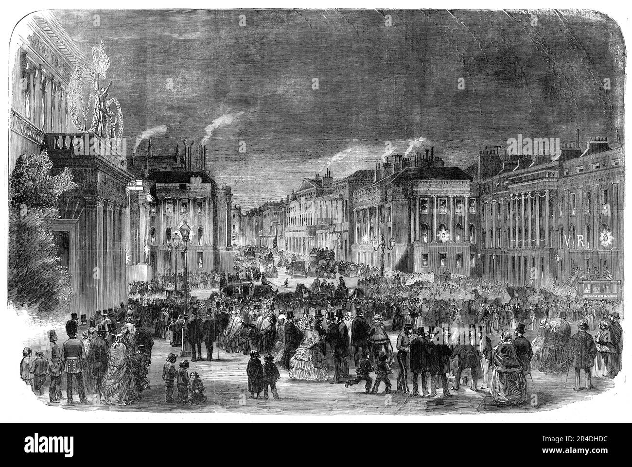 Illuminations de la paix - Waterloo-place, 1856. Les célébrations de Londres pour marquer la fin de la guerre de Crimée. « Il était nécessaire que les gens partagent, ou semblent partager, la joie ressentie par l'esprit officiel que la diplomatie avait mis fin à cette guerre très gênante et très troublante dans laquelle la Grande-Bretagne entait des dépenses aussi importantes, Et le remaping de ces petits satisfaction...it a été résolu pour célébrer l'anniversaire heureux de la Reine et le Traité de paix mal-à-coup le même soir... les illuminations qui sont coutumières pour exprimer l'amour et le respect du peuple pour le Banque D'Images