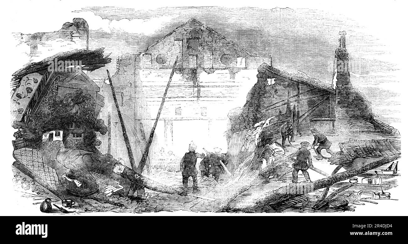 Vestiges du Théâtre du Pavillon, après le feu, 1856. Théâtre dans l'est de Londres. '... les pompiers sont allés au travail d'une manière admirable; et, en transportant le tuyau à travers les différentes entrées du théâtre... les brigades ont été autorisées à jeter l'eau dans la bonne direction; mais, malgré cela, le travail de dévastation a continué, et dans moins d'une demi-heure après la première apparition du feu, les flammes avaient saisi sur la fosse, ainsi que les boîtes et le proscénium. Pour arrêter le feu dans ces endroits, les pompiers s'exercèrent au maximum, mais, malheureusement, sans le moins de succès... Banque D'Images