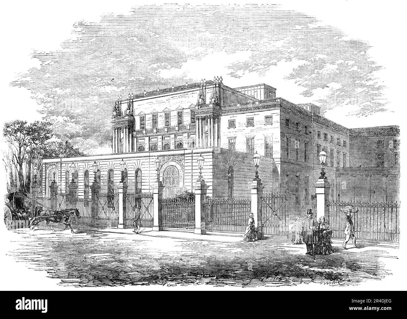 Extérieur de la nouvelle salle de bal, Buckingham Palace, 1856. « Il s'agit d'un bel ajout au côté sud du corps principal du Palais, qui projette du côté connu... comme le devant de la salle à manger... l'extrémité du trône de la chambre est contiguë au jardin... l'avant est soulagé par une projection à chaque extrémité, avec deux piliers chacun, et être surmontés par des trophées aux angles. Cinq glaces éclairaient cette façade. Au-dessus d'eux il y a une frise, enrichie d'un ornement de défilement, qui donne une finition à l'édifice, qui autrement aurait l'air ordinaire. La hauteur de cette pièce à l'extérieur ne peut pas être inférieure à cinquante Banque D'Images