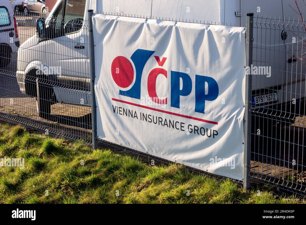 SENOV, RÉPUBLIQUE TCHÈQUE - 31 MARS 2023 : bannière de la compagnie d'assurance CPP (Ceska Podnikatelska Pojistovna) au garage de service de voiture pour gérer les acci de trafic Banque D'Images SENOV, RÉPUBLIQUE TCHÈQUE - 31 MARS 2023 : bannière de la compagnie d'assurance CPP (Ceska Podnikatelska Pojistovna) au garage de service de voiture pour gérer les acci de trafic Banque D'Images