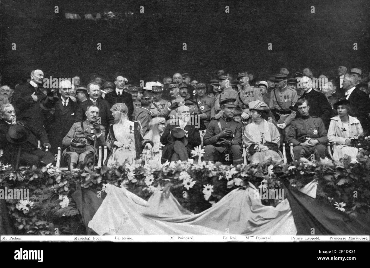 'Les fetes de la victoire en Belgique; a Liège, le 24 juillet : la tribune officielle commode sur la place Saint-Lambert pour la remise de la croix de la Légion d'honneur a l'héroïque ville belge', 1919. De "l'Album de la guerre 1914-1919, Volume 2" [l'Illustration, Paris, 1924]. Banque D'Images