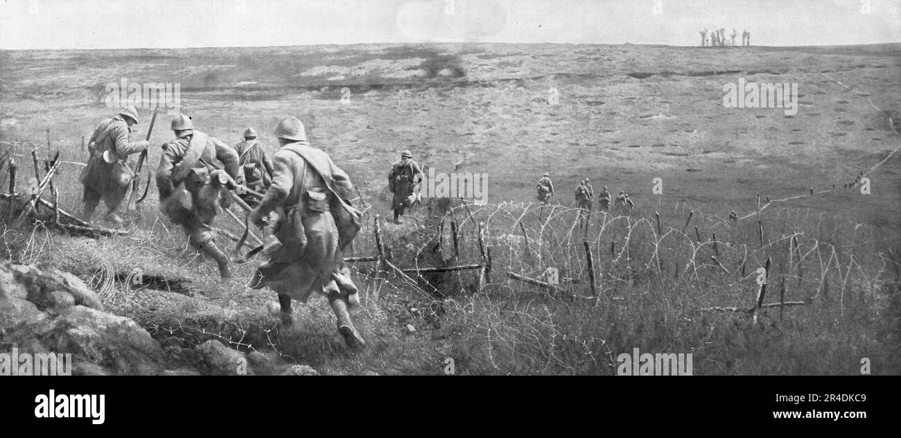 ''le départ de l'attaque; le 1st juillet 1916, a 7 heures du matin, au Nord de la somme, des éléments de la "division de fer" descendant, en cours sur d'anciennes pistes allemandes, les pentètants à la position du "chapeau de gendarmerie". Leur bond fut assez rapide pour lancer le barrage allemand, qui de se délencha qu'après leur passage, qui et ils escalavent deja les pentes opposees et abordaient Curlu, ne pas troupes etaient maitesses a la tombee nos de la nuit', 1916. De "l'Album de la guerre 1914-1919, Volume I" [l'Illustration, Paris, 1924]. Banque D'Images