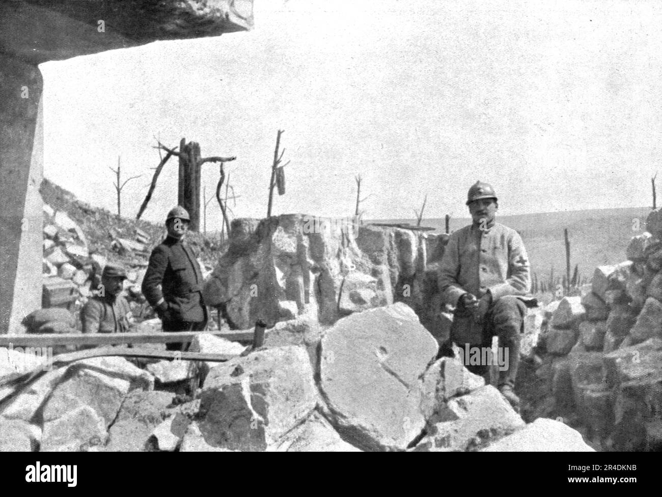 ''la reprise de Douaumont; le 22 mai, suspension du combat pour la reprise de Douaumont , un major et ses infirmerers ont bloc leur poste de secours au milieu des bras d'une redoute Eventé formant un abri', 1916. De "l'Album de la guerre 1914-1919, Volume I" [l'Illustration, Paris, 1924]. Banque D'Images