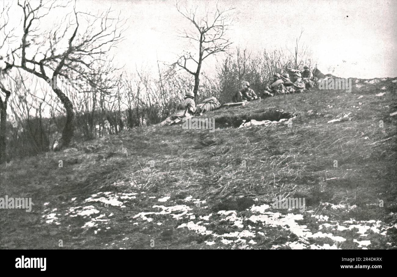 ''la Deuxieme phase de la bataille; une section de mitrailleuses en position, le 6 mars, au bord du ruisseau de Forges, sur la rive gauche de la Meuse', 1916. De "l'Album de la guerre 1914-1919, Volume I" [l'Illustration, Paris, 1924]. Banque D'Images