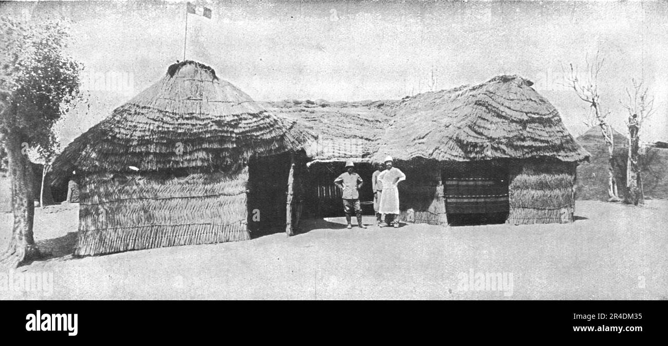 ''en Afrique, la conquête du Cameroun; Poursuivant sa marche aux talons de l'ennemi, Brisset est arrivée le 8 janvier 1915 a Nessarrao, a 6 kilomètres de Garoua: le drapeau francais est hisse sur la case ou il a étali son quartier général', 1915 (1924). De "l'Album de la guerre 1914-1919, Volume I" [l'Illustration, Paris, 1924]. Banque D'Images