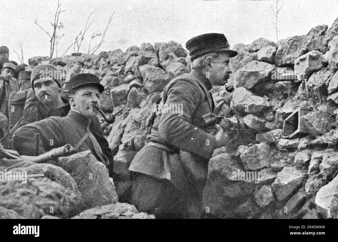 'Dix-sept ans apres Fachoda; Lancien chef de la mission Congo-Nil, le général Marchand, inspectant les tranchees de la division qu'il commandait, sur le front de Champagne', 1915 (1924). De "l'Album de la guerre 1914-1919, Volume I" [l'Illustration, Paris, 1924]. Banque D'Images